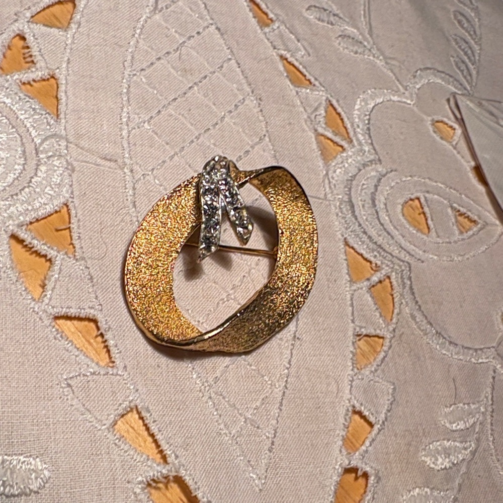 046)Vintage BSK Gold Tone Rhinestone
Swirl Brooch Pin